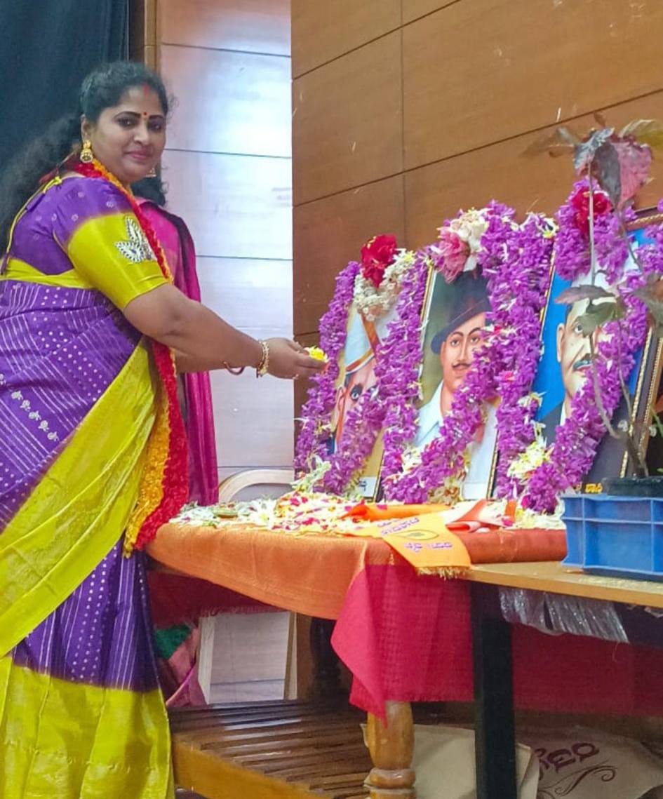 Bhagat Singh and Lal Bahadur Shastri Birthday Celebration - Kavigoshti by Lata Kundaragi at Kannada Sahitya Parishat Chamarajpet Karnataka